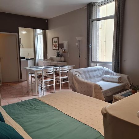 Le Prieure - Studios Jusqu'A 4 Personnes Villeneuve-les-Beziers Exterior photo